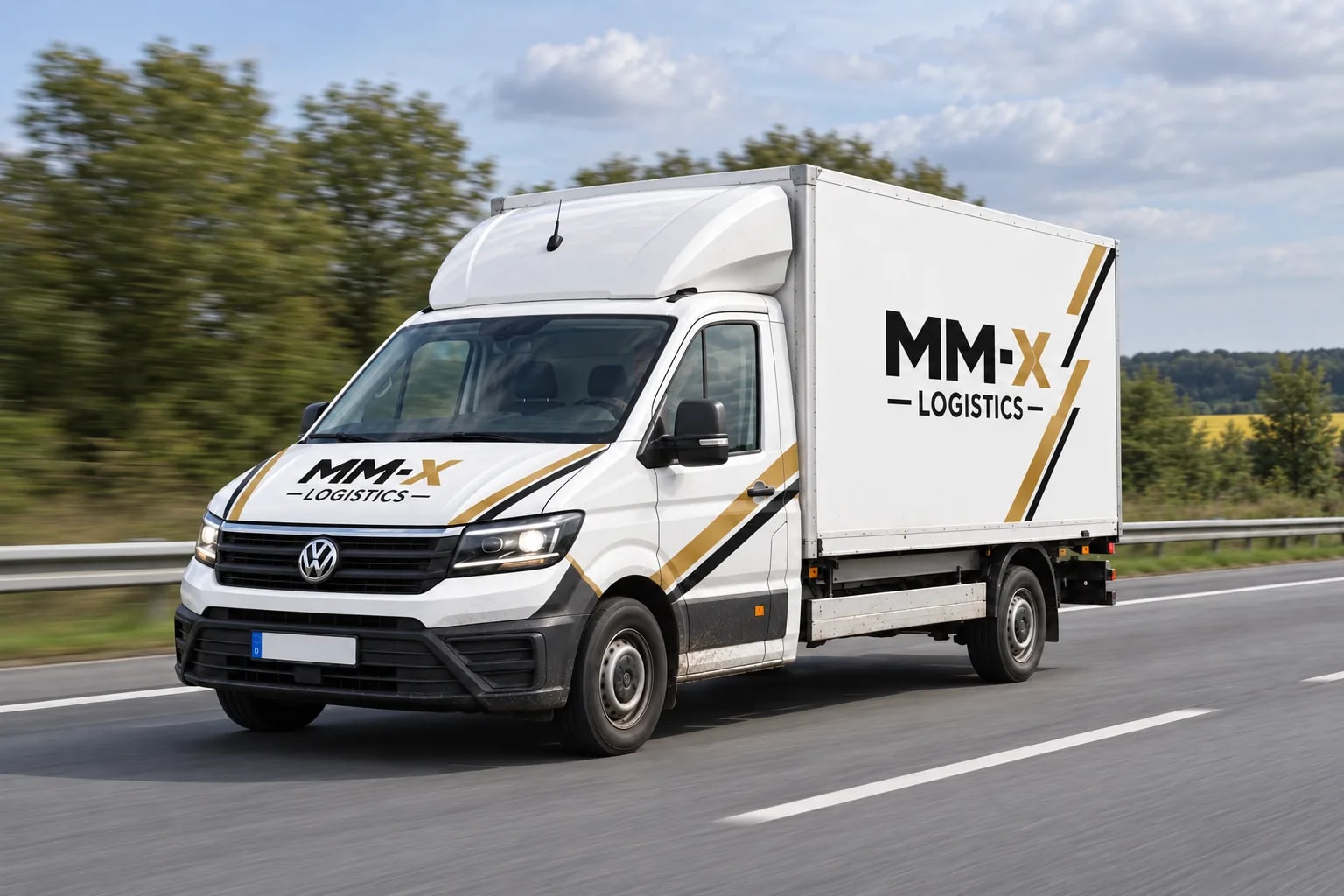 Weißer VW Crafter mit Kofferaufbau auf der Straße